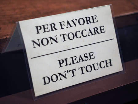 Please don't touch sign written in Italian and English