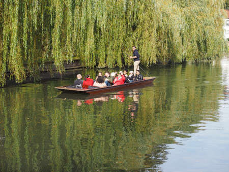 CAMBRIDGE, UK - CIRCA OCTOBER 2018: Punting on River Camのeditorial素材