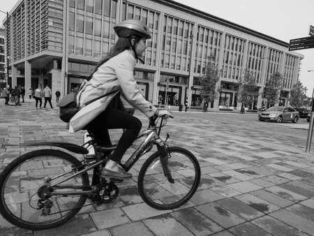 CAMBRIDGE, UK - CIRCA OCTOBER 2018: People in the city centre in black and whiteのeditorial素材