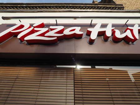 CAMBRIDGE, UK - CIRCA OCTOBER 2018: Pizza Hut storefrontのeditorial素材