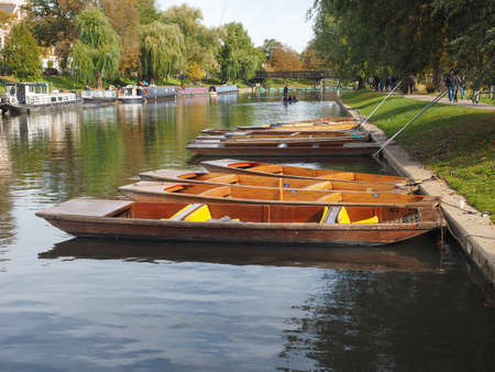 CAMBRIDGE, UK - CIRCA OCTOBER 2018: Punting on River Camのeditorial素材