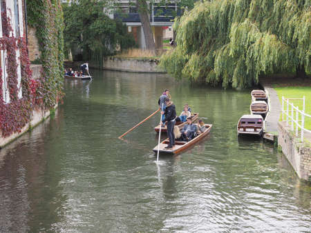 CAMBRIDGE, UK - CIRCA OCTOBER 2018: Punting on River Camのeditorial素材