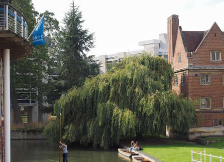 CAMBRIDGE, UK - CIRCA OCTOBER 2018: Punting on River Camのeditorial素材
