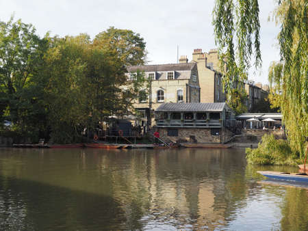 CAMBRIDGE, UK - CIRCA OCTOBER 2018: Punting on River Camのeditorial素材