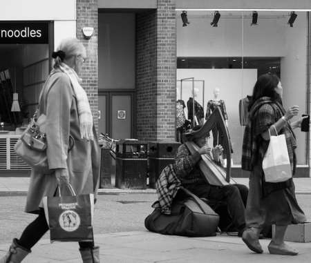 CAMBRIDGE, UK - CIRCA OCTOBER 2018: People in the city centre in black and whiteのeditorial素材
