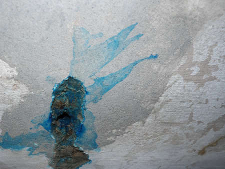 blue leak detection fluid to find water infiltrations in walls
