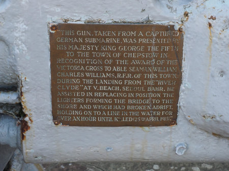 CHEPSTOW, UK - CIRCA SEPTEMBER 2019: Sign describing gun of UB-91 German U-Boot submarine surrendered to Britainのeditorial素材