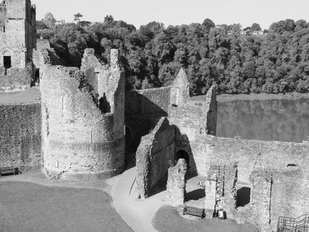 CHEPSTOW, UK - CIRCA SEPTEMBER 2019: Ruins of Chepstow Castle (Castell Cas-gwent in Welsh) in black and whiteのeditorial素材