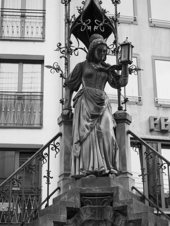 KOELN, GERMANY - CIRCA AUGUST 2019: Heinzelmaennchenbrunnen fountain in black and whiteのeditorial素材