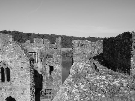 CHEPSTOW, UK - CIRCA SEPTEMBER 2019: Ruins of Chepstow Castle (Castell Cas-gwent in Welsh) in black and whiteのeditorial素材