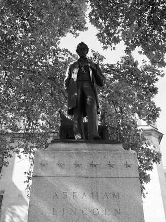 LONDON, UK - CIRCA SEPTEMBER 2019: President Abraham Lincoln statue in Parliament Square in black and whiteのeditorial素材