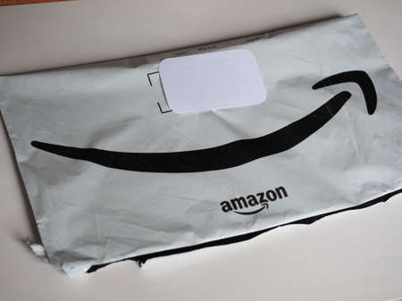 SEATTLE, USA - CIRCA MAY 2021: Amazon packetのeditorial素材