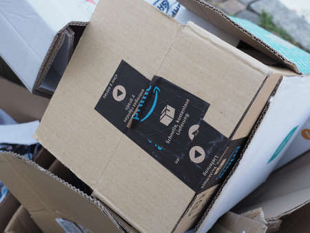 SEATTLE, USA - CIRCA JULY 2021: Amazon packetのeditorial素材