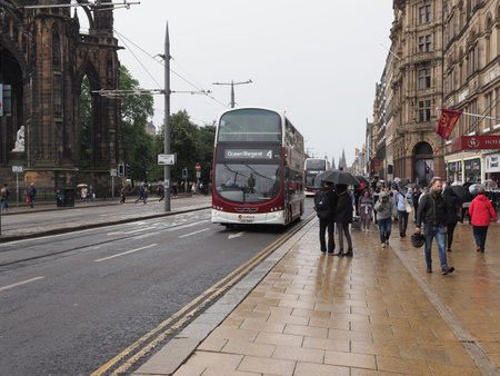 EDINBURGH, UK - SEPTEMBER 15, 2023: People in Princes Street in Edinburgh new townのeditorial素材