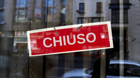 closed sign in Italian languageの写真素材