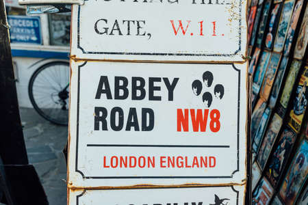 London, United Kingdom - May 25, 2017 : Souvenir articles in the outdoor shops of Portobello Roadのeditorial素材