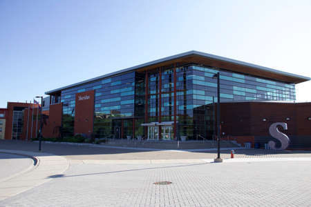 Oakville, Ontario / Canada - September 11, 2020: Sheridan College sign on red brick wall and glass at the Trafalgar Campus, currently closed due to Covid-19 pandemic.のeditorial素材