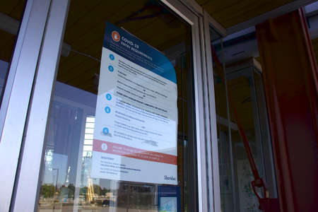 Oakville, Ontario / Canada - September 11, 2020: Sheridan College sign on red brick wall and glass at the Trafalgar Campus, currently closed due to Covid-19 pandemic.のeditorial素材