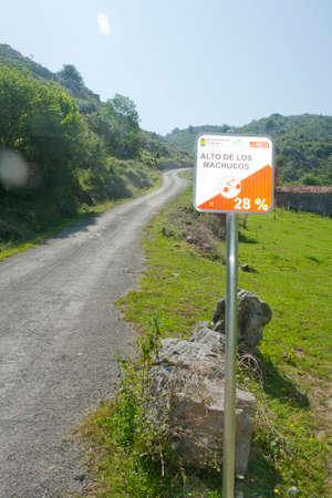 Indicator sign for cyclists from "El Alto de Los Machucos". Its ramps from 15 to 20% stand out, reaching 28%. The average is 7.76% and has a drop of approximately 700 mのeditorial素材