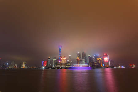 Twilight shot with the Shanghai skyline and the Huangpu river, Chinaのeditorial素材