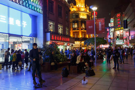 Shanghai,China - on December 19, 2016 ,Nanjing Road commercial street scene at dusk,Street performers in Nanjing roadのeditorial素材