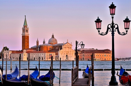 gondola in front of san giorgio maggiore venedigのeditorial素材