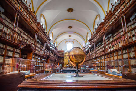 Palafoxiana library of Puebla Mexico, old with wooden furniture and thousands of old books with brown colors, large vaults, clocks and globes, old terraces, shelves and showcases from the 18th centuryのeditorial素材