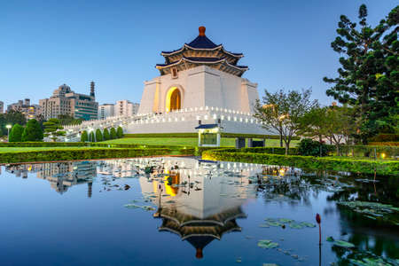Chiang Kai-shek Memorial Hall in Taipei, taiwan. the translation of the chinese characters is "chiang kai chek memorial hall"のeditorial素材