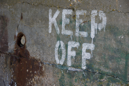 A sign painted on a cement wall.の写真素材