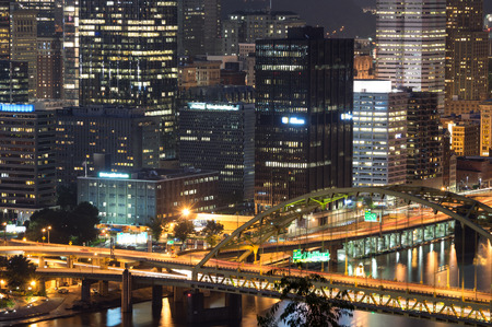The nightime skyline of Pittsburg Pennsylvania.のeditorial素材