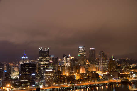 The nightime skyline of Pittsburg Pennsylvania.のeditorial素材