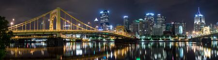 The nightime skyline of Pittsburg Pennsylvania.のeditorial素材