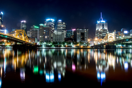 The nightime skyline of Pittsburg Pennsylvania.のeditorial素材