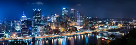 The nightime skyline of Pittsburg Pennsylvania.のeditorial素材