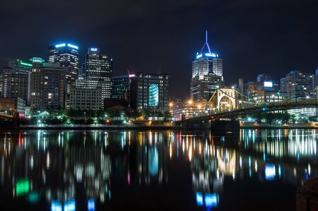 The nightime skyline of Pittsburg Pennsylvania.のeditorial素材