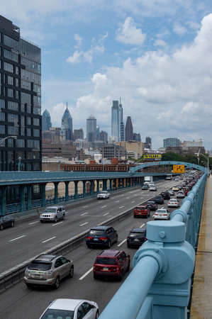 A view of the Philadelphia skyline and traffic on the Ben Franklin Bridge.のeditorial素材