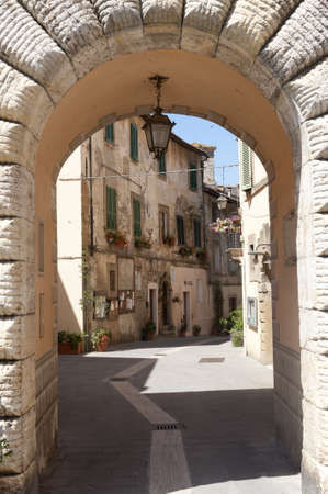 Sorano (Grosseto, Tuscany, Italy), entrance through archのeditorial素材