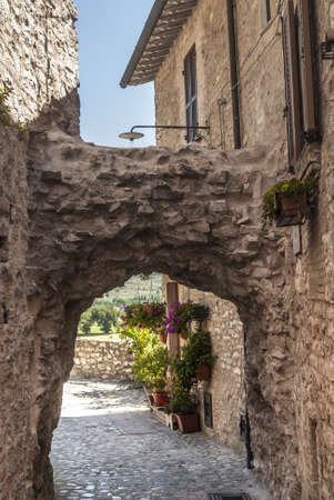 Spello (Perugia, Umbria, Italy) - Typical alley with archの写真素材