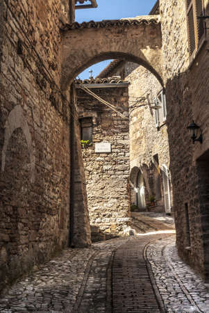 Spello (Perugia, Umbria, Italy) - Typical alley with archのeditorial素材