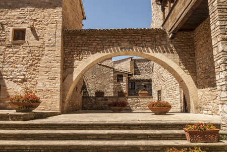 Spello (Perugia, Umbria, Italy) - Courtyard of an ancient palace with archのeditorial素材