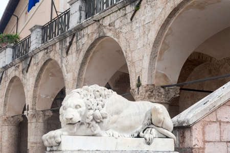 Norcia (Perugia, Umbria, Italy): the main square, with the medieval Palazzo del Comune. Statue of lion.のeditorial素材