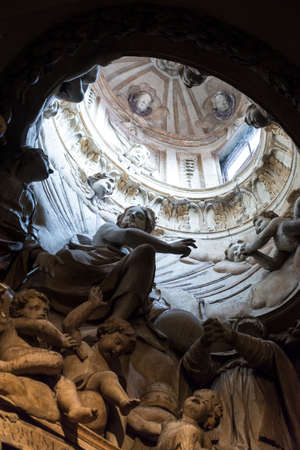 Sansepolcro (Arezzo, Tuscany, Italy): interior of the medieval cathedral: statuesのeditorial素材