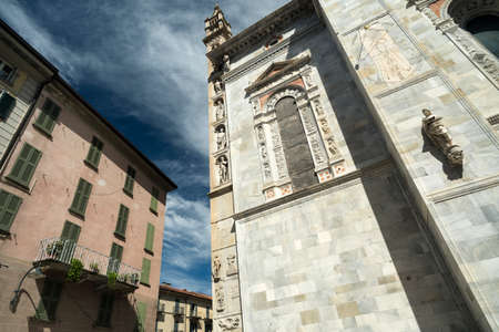 Como (Lombardy, Italy): exterior of the cathedral, built from the 13th century, and historic residential buildings with plants and flowersのeditorial素材