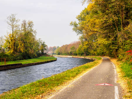 Bicycle path along the Naviglio Grande from Abbiategrasso to Turbigo (Lombardy, Italy), near Cassinetta di Lugagnano, at fallの写真素材