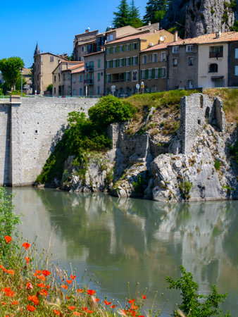 Sisteron (Alpes.de.Haute-Provence, Provence-Alpes-Cote d'Azur, France): bridge and poppiesの写真素材