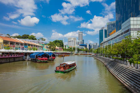 SINGAPORE - FEBRUARY 19, 2017:Tourist boat on the Singapore river along the Clarke Quayのeditorial素材
