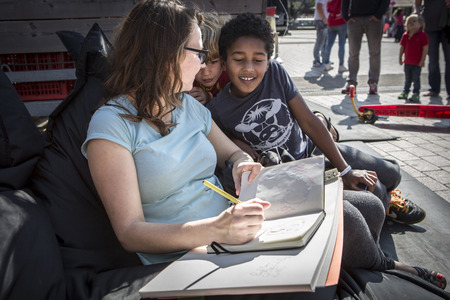 Amsterdam, The Netherlands, 12-14 September 2014, at West'ival, a free open air Cinema and culture festival on Mercatorplein. artist sketching a little girlのeditorial素材
