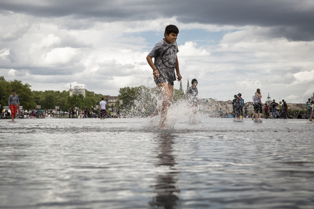 BORDEAUX, FRANCE â April 25, 2015: âle miroir dâeauâ water mirror near Place de la Bourse designed by landscape artist Michel Corajoud, full of people having fun one of 1st warm spring day of the yearのeditorial素材