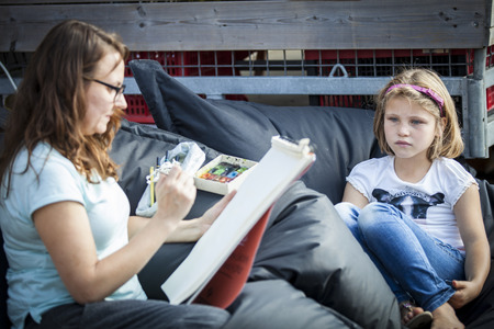 Amsterdam, The Netherlands, 12-14 September 2014, at West'ival, a free open air Cinema and culture festival on Mercatorplein. artist sketching a little girlのeditorial素材