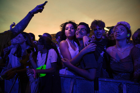 Nyon, Switzerland - 24 July 2019 :  admiring audience cheering at concert of extravagant French singer-songwriter and guitarist Matthieu Chedid called âM-のeditorial素材